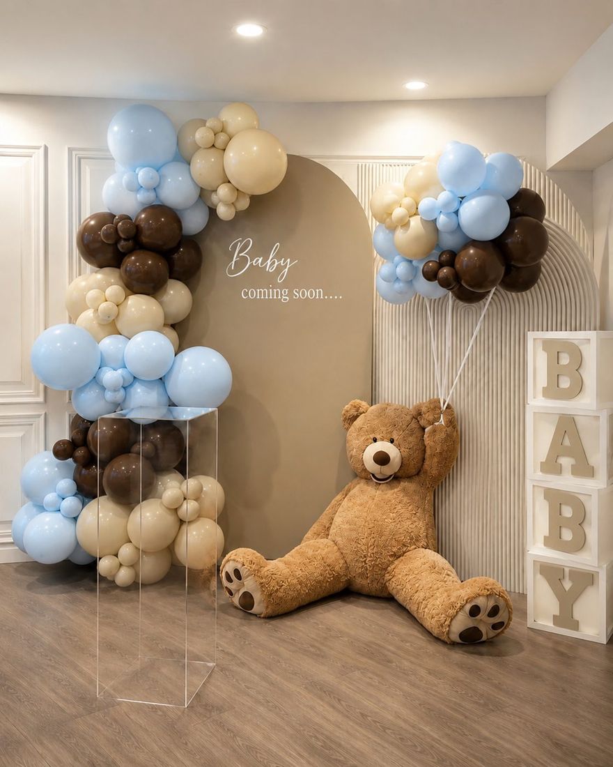 Décor baby shower avec ballons et ourson