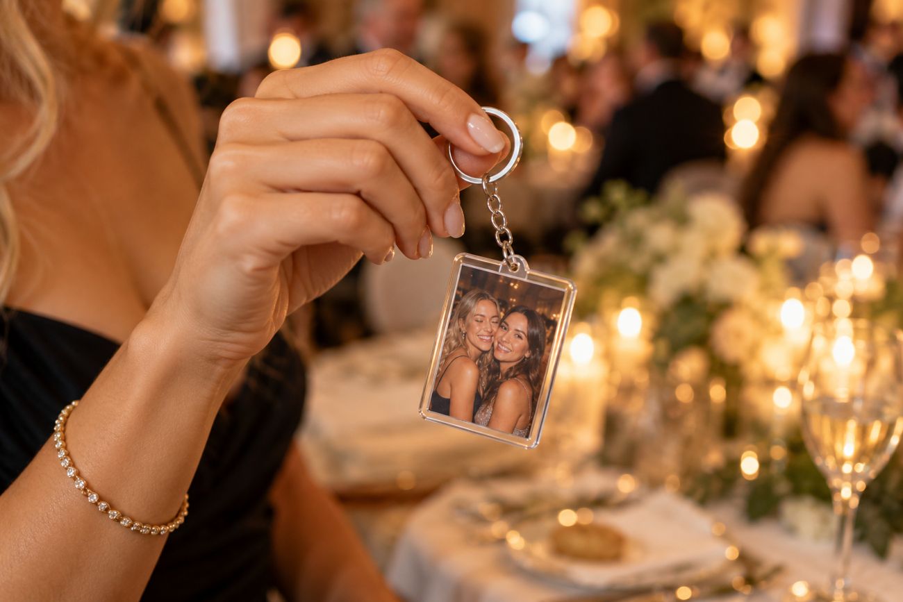 Invitée qui montre son porte-clés photo pendant le dîner